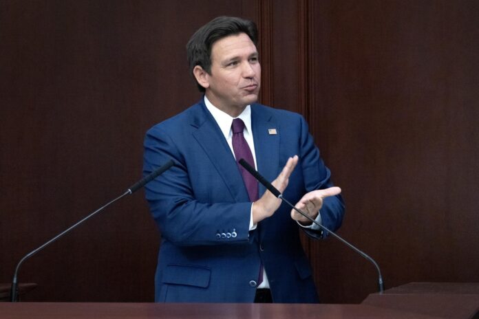 Fotografía de archivo del gobernador del estado de Florida, Ron DeSantis, durante un acto público, en Tallahassee (Florida, EE.UU.). EFE/Cristóbal Herrera
