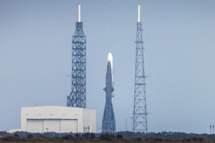 Fotografía de archivo en la que se captó al cohete New Glenn, de Blue Origin, acoplado en la Plataforma de Lanzamiento 36, en la Estación de la Fuerza Espacial, en Cabo Cañaveral (Florida, EE.UU.). EFE/Cristóbal Herrera
