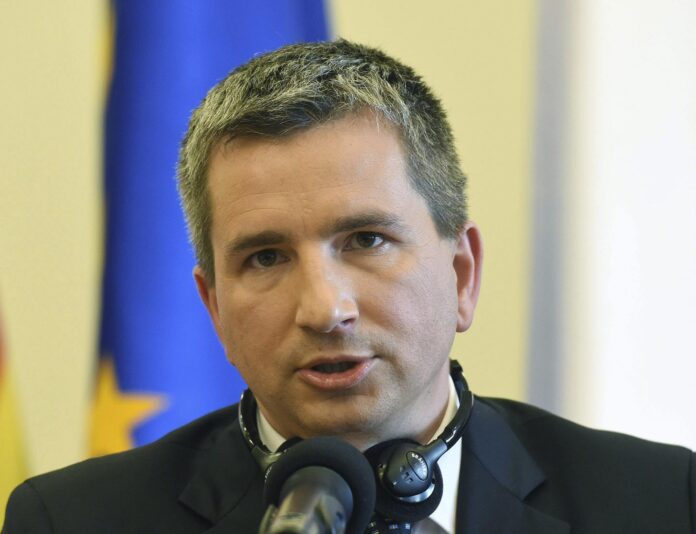 Fotografía de archivo en la que captó a Mateusz Szczurek, exministro de Hacienda de Polonia, durante una rueda de prensa, en Varsovia (Polonia). EFE/Radek Pietruszka
