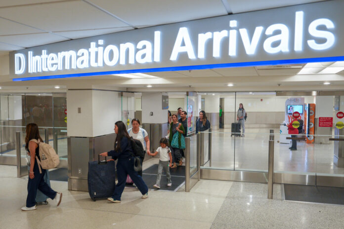 Personas llegan en un vuelo procedente de Caracas (Venezuela), en el Aeropuerto Internacional de Miami (EE.UU.). Imagen de archivo. EFE/ Alberto Boal
