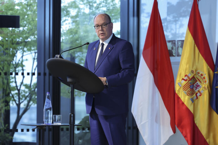 El príncipe Alberto II de Mónaco participa este martes en un encuentro con motivo del décimo aniversario de la presencia de su fundación FPA2 en España. EFE/ Kiko Huesca
