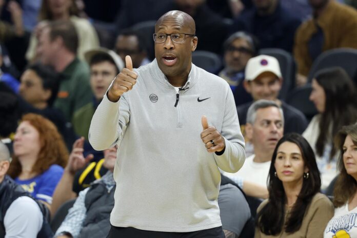 Fotografía de archivo del 16 de enero de 2026 en el que se observa al entrenador de los New York Knicks, Mike Brown. EFE/JOHN G. MABANGLO PROHIBIDO SU USO EN SHUTTERSTOCK
