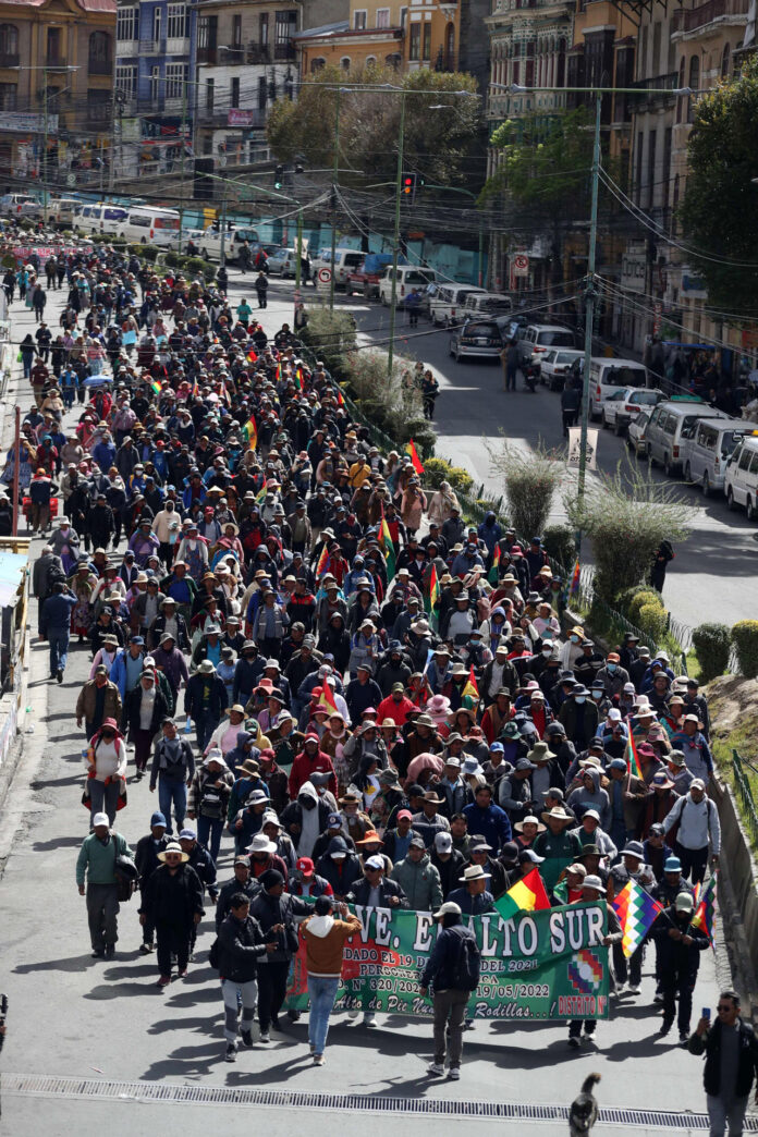 Fotografía del 1 de junio de 2026 de personas en una protesta que exige la renuncia del presidente de Bolivia, Rodrigo Paz, por quinta semana consecutiva, en La Paz (Bolivia). EFE/Luis Gandarillas

