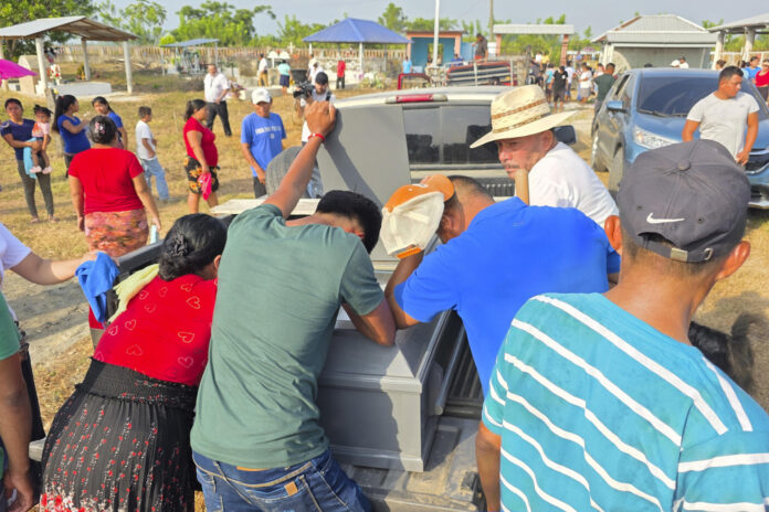 Fotografía de archivo, tomada el pasado 22 de mayo, en la que se captó el funeral de varías víctimas de la masacre de veinte personas en una finca agrícola, en Rigores (Honduras). EFE/Germán Reyes
