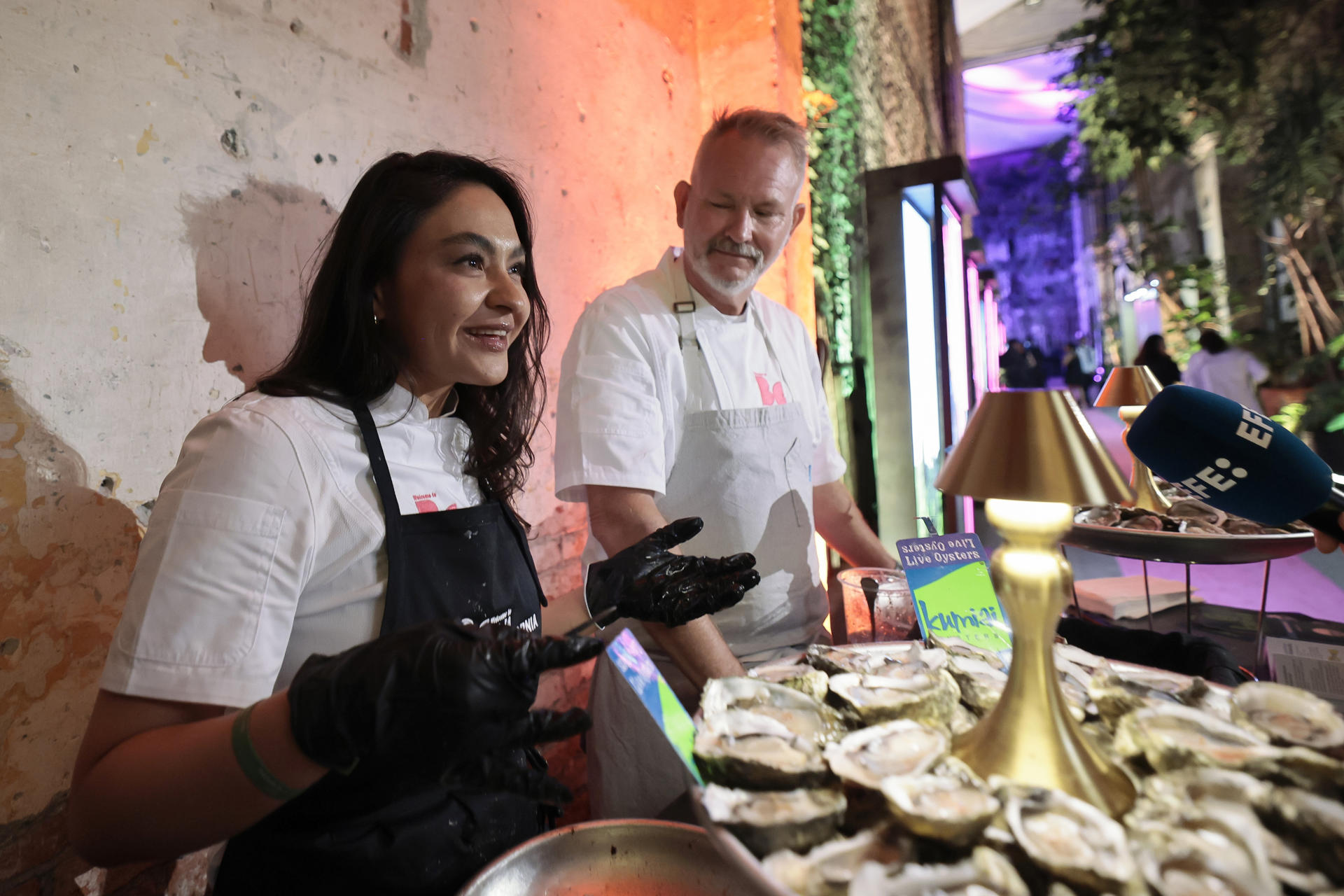 Los chefs Paulina (i) y Drew Deckman hablan durante una entrevista con EFE en el marco de la presentación de la campaña "Baja California es para ti" en Ciudad de México (México). EFE/ José Méndez
