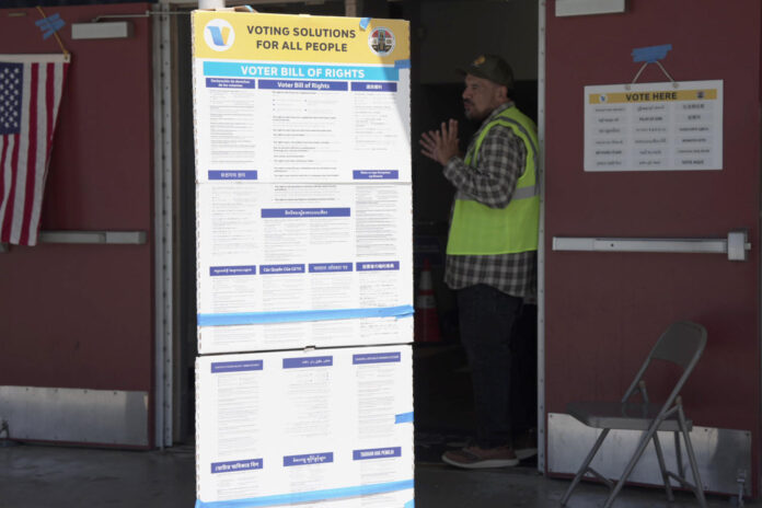 Un hombre vigila en un puesto de votación durante las elecciones primarias de la Gobernación de California este martes, en el John Anson Ford Park de Bell Gardens, en California (EE.UU.). EFE/ Omar Alonso
