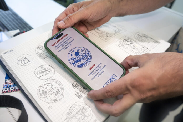 Fotografía que muestra los sellos del programa 'World Cup ‘26 NYC Neighborhood Passport', una iniciativa destinada a acercar a turistas y residentes a los barrios de la ciudad durante la Copa Mundial de Fútbol de 2026, este martes, en Nueva York (Estados Unidos). EFE/ Angel Colmenares
