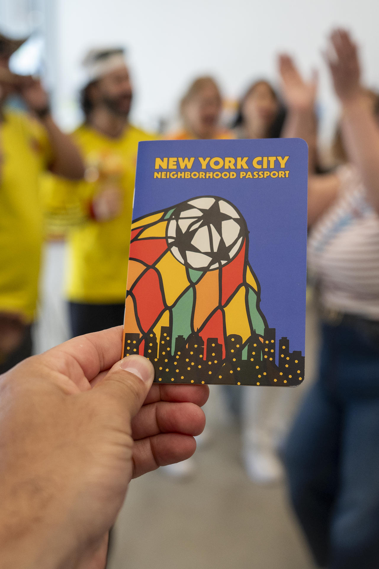Fotografía que muestra el 'World Cup ‘26 NYC Neighborhood Passport', una iniciativa destinada a acercar a turistas y residentes a los barrios de la ciudad durante la Copa Mundial de Fútbol de 2026, este martes, en Nueva York (Estados Unidos). EFE/ Angel Colmenares
