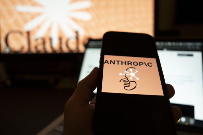 Una persona sostiene un teléfono con el logotipo de la inteligencia artificial (IA) Anthropic, en Nueva York (Estados Unidos). Imagen de archivo. EFE/ Angel Colmenares
