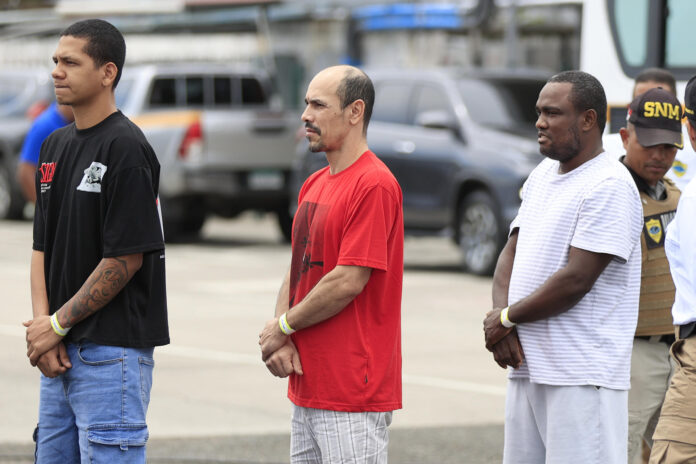 Personas son custodiadas por integrantes del Servicio Nacional de Migración de Panamá, en el Aeropuerto Internacional Marcos A. Gelabert en Ciudad de Panamá (Panamá). Imagen de archivo. EFE/ Bienvenido Velasco
