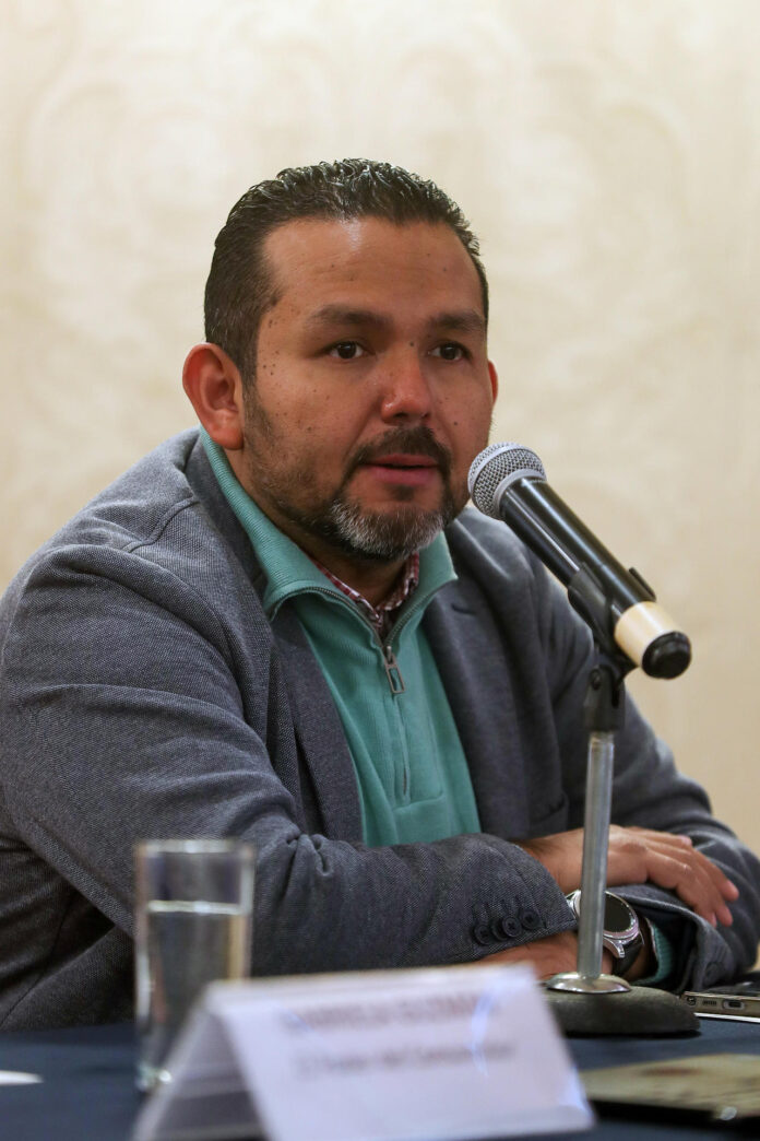 El director de Salud Justa, Erick Antonio Ochoa, habla durante una conferencia de prensa en Ciudad de México. Imagen de archivo. EFE/Isaac Esquivel
