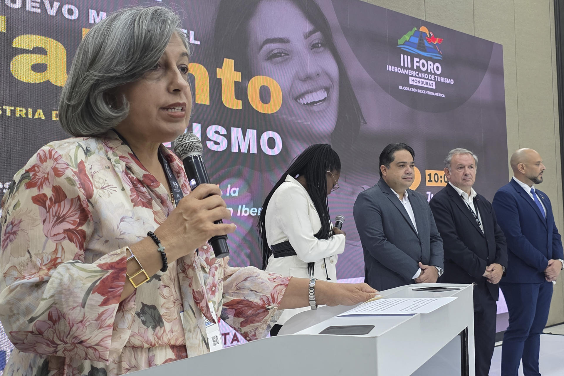 La presidenta del Consejo Hondureño de la Empresa Privada (COHEP), Anabel Gallardo (i), habla en el III Foro Iberoamericano de Turismo este martes, en San Pedro Sula (Honduras). EFE/ Germán Reyes

