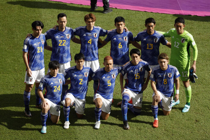 Jugadores de Japón posan en un partido entre Japón y Costa Rica en el estadio Áhmad Bin Ali en Rayán (Catar). Imagen de archivo. EFE/ JJ. Guillén
