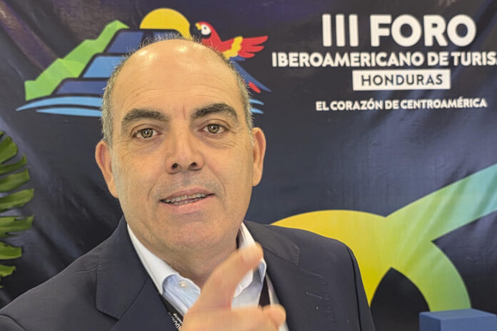 El vicepresidente de la Confederación Española de Organizaciones Empresariales (CEOE), Lorenzo Amor, habla durante una entrevista con EFE este martes, en San Pedro Sula (Honduras). EFE/ Germán Reyes
