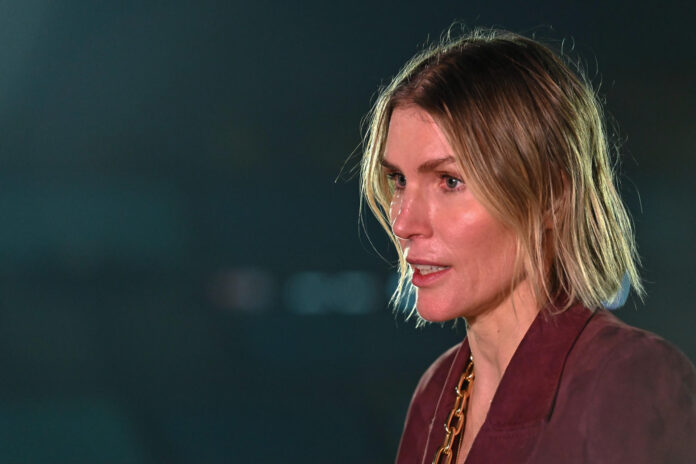 La diseñadora Gabriela Hearst habla durante un evento de la Asociación Uruguaya de Fútbol (AUF) donde se presentó oficialmente el uniforme formal que utilizará la delegación de Uruguay durante la Copa del Mundo 2026 este martes, en el Estadio Centenario en Montevideo (Uruguay). EFE/ Federico Gutiérrez
