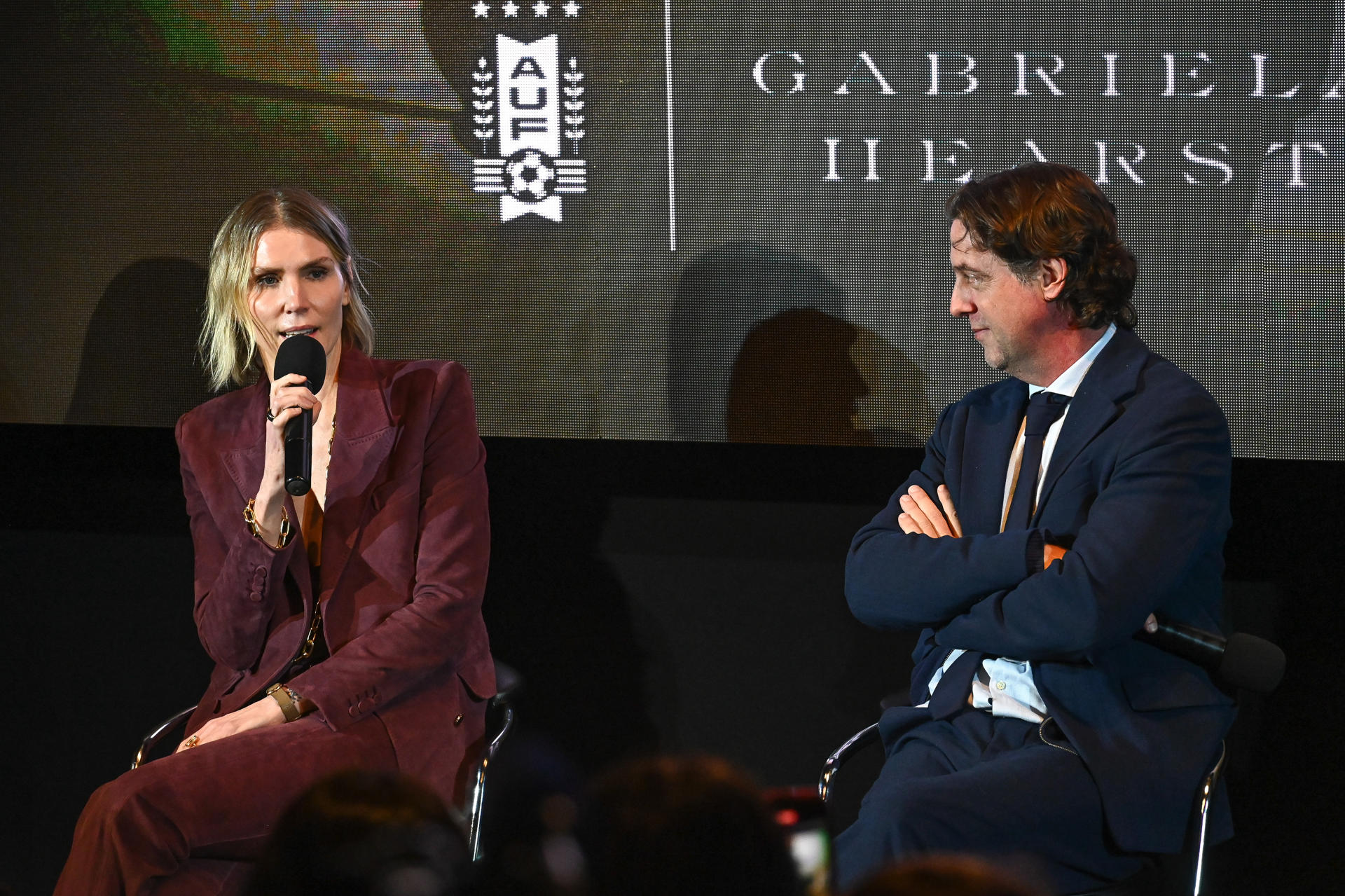 La diseñadora Gabriela Hearst (i) habla junto al presidente de la AUF, Ignacio Alonso, durante un evento de la Asociación Uruguaya de Fútbol (AUF) donde se presentó oficialmente el uniforme formal que utilizará la delegación de Uruguay durante la Copa del Mundo 2026 este martes, en el Estadio Centenario en Montevideo (Uruguay). EFE/ Federico Gutiérrez
