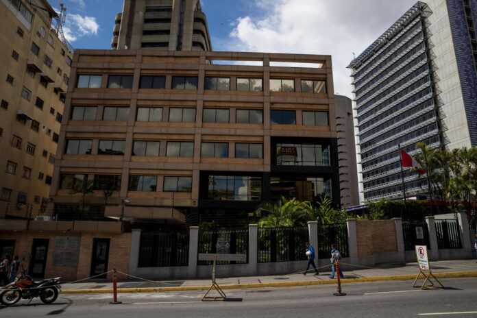 Fachada del edificio de la embajada de Canadá en Caracas (Venezuela). Imagen de archivo. EFE/MIGUEL GUTIÉRREZ
