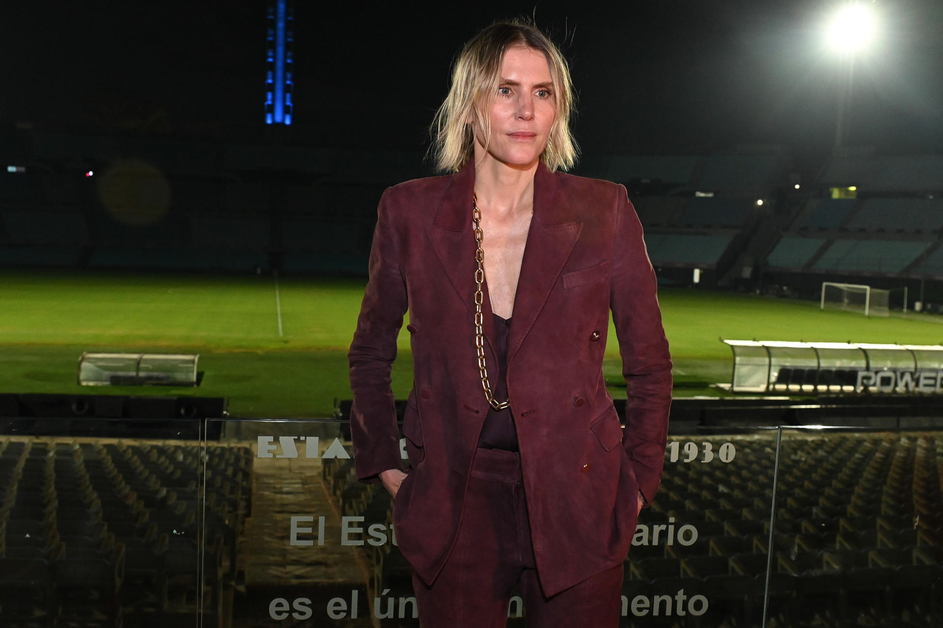 La diseñadora Gabriela Hearst posa durante un evento de la Asociación Uruguaya de Fútbol (AUF) donde se presentó oficialmente el uniforme formal que utilizará la delegación de Uruguay durante la Copa del Mundo 2026. EFE/ Federico Gutiérrez

