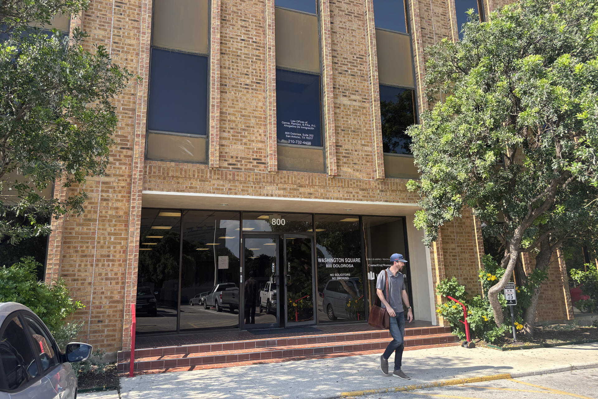 Una persona sale del edificio de la Corte de Inmigración de San Antonio este martes, en San Antonio (EE.UU.). Cerca de 300 personas estaban convocadas ante los tres jueces del edificio, en la nueva táctica de audiencias masivas que se han extendido en tribunales estadounidenses desde la semana pasada. EFE/ Alejandra Arredondo
