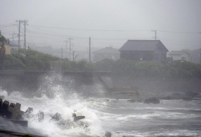 Efectos en la costa de Japón provocados por la tormenta tropical severa Jangmi.
EFE/EPA/FRANCK ROBICHON
