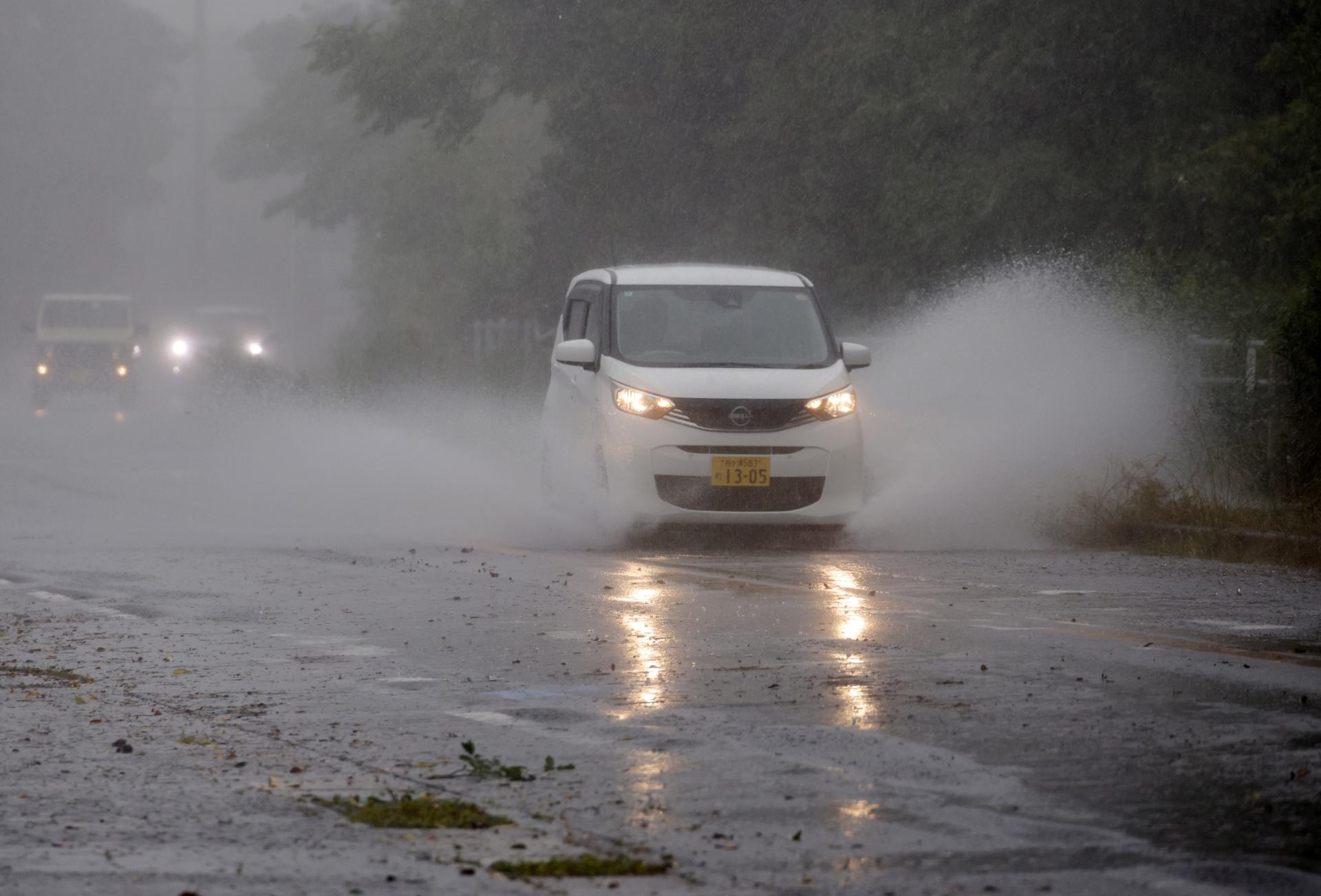 Efectos en la costa de Japón provocados por la tormenta tropical severa Jangmi.
EFE/EPA/FRANCK ROBICHON
