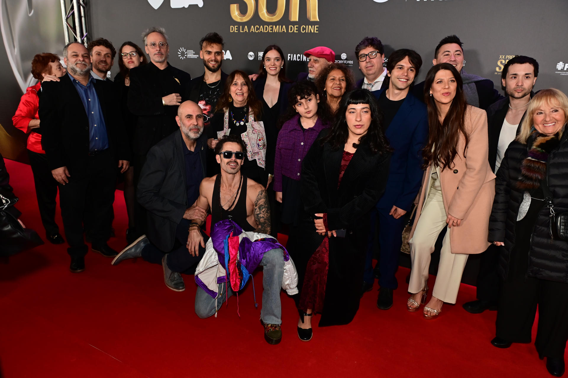 El elenco del thriller argentino "Gatillero", ganadores de cinco premios, posan en la alfombra roja de los Premios Sur, de la Academia de las Artes y Ciencias Cinematográficas de la Argentina este martes, en el Teatro Alvear en Buenos Aires (Argentina). EFE/ Matias Martin Campaya
