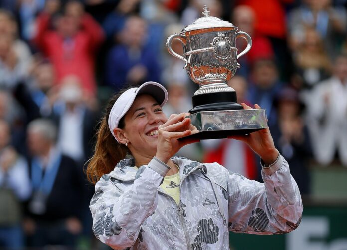 Fotografía de Robert Ghement, en la que puede verse en una imagen de archivo del 4 de junio de 2016 a la tenista española Garbine Muguruza, tras conquistar el título de Roland Garros ante la estadounidense Serena Williams. EFE
