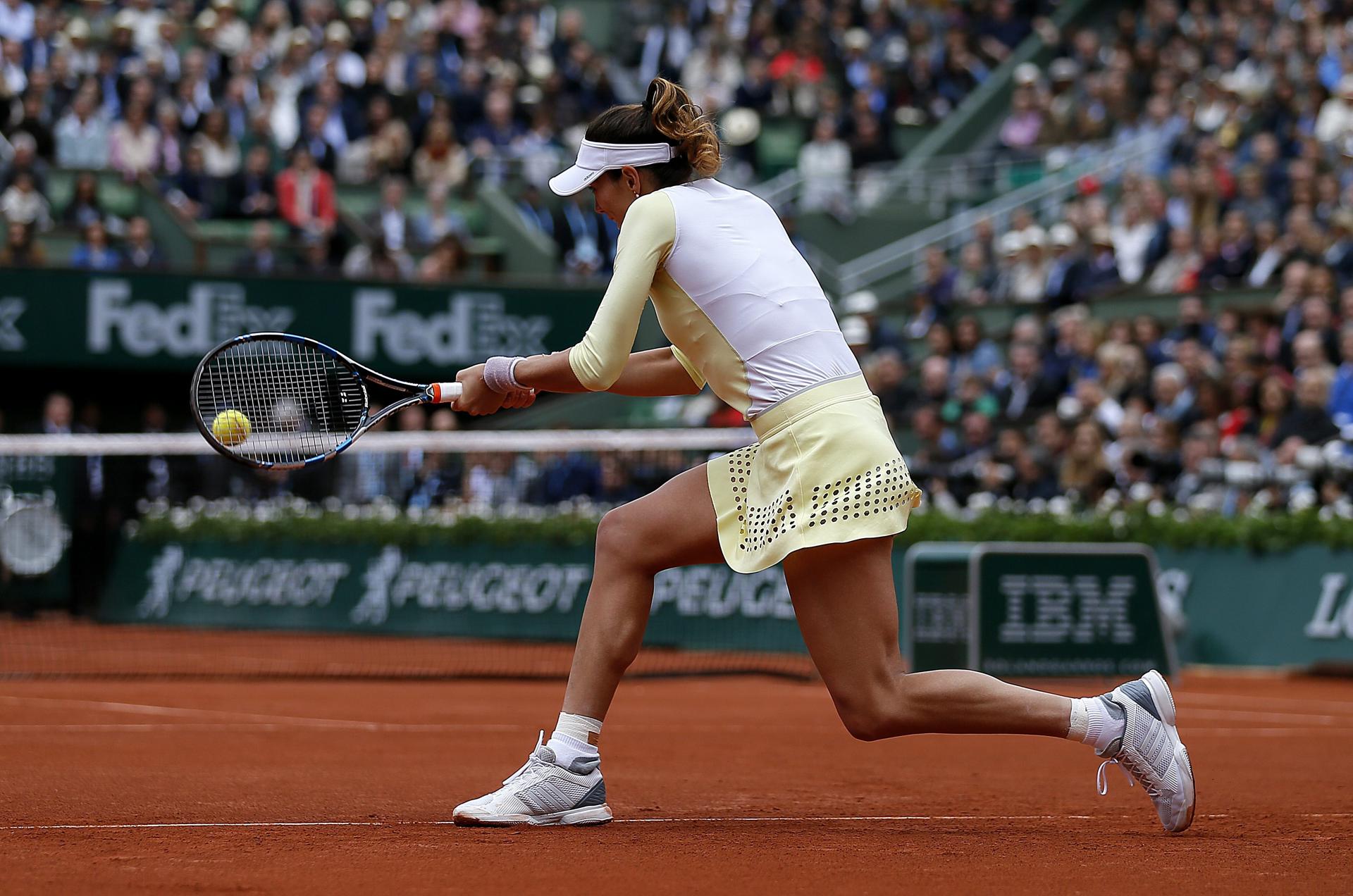 Fotografía de Robert Ghement, en la que puede verse en una imagen de archivo del 4 de junio de 2016 a la tenista española Garbine Muguruza, durante la final de Roland Garros contra la estadounidense Serena Williams. EFE
