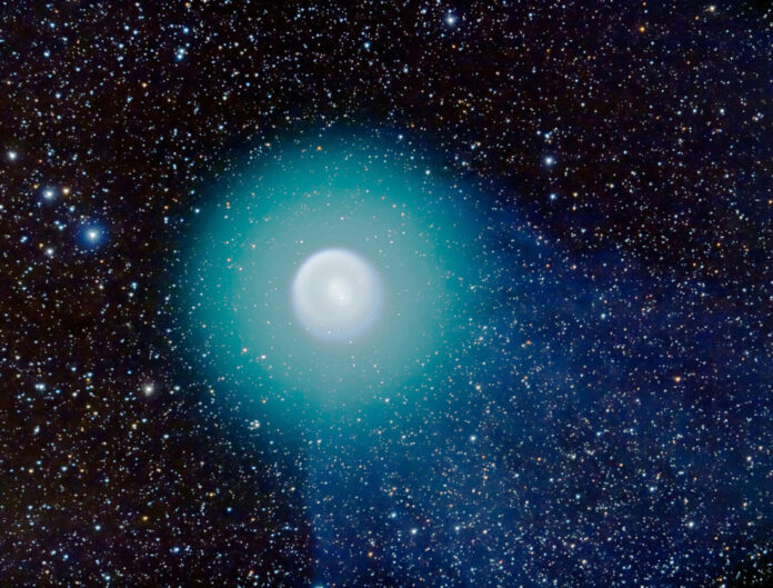 Imagen terrestre del cometa 17P/Holmes tomada el 1 de noviembre de 2007 por el astrofotógrafo Alan Dyer. Fotografía facilitada por el IAA-CSIC ( NASA , ESA y A. Dyer).
