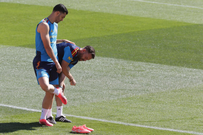 Mikl Merino (I), durante el entrenamiento de la selección española en la la víspera del partido amistoso preparatorio para el Mundial 2026 que el jueves disputa contra la de Irak de A Coruña. EFE/Zipi Aragón
