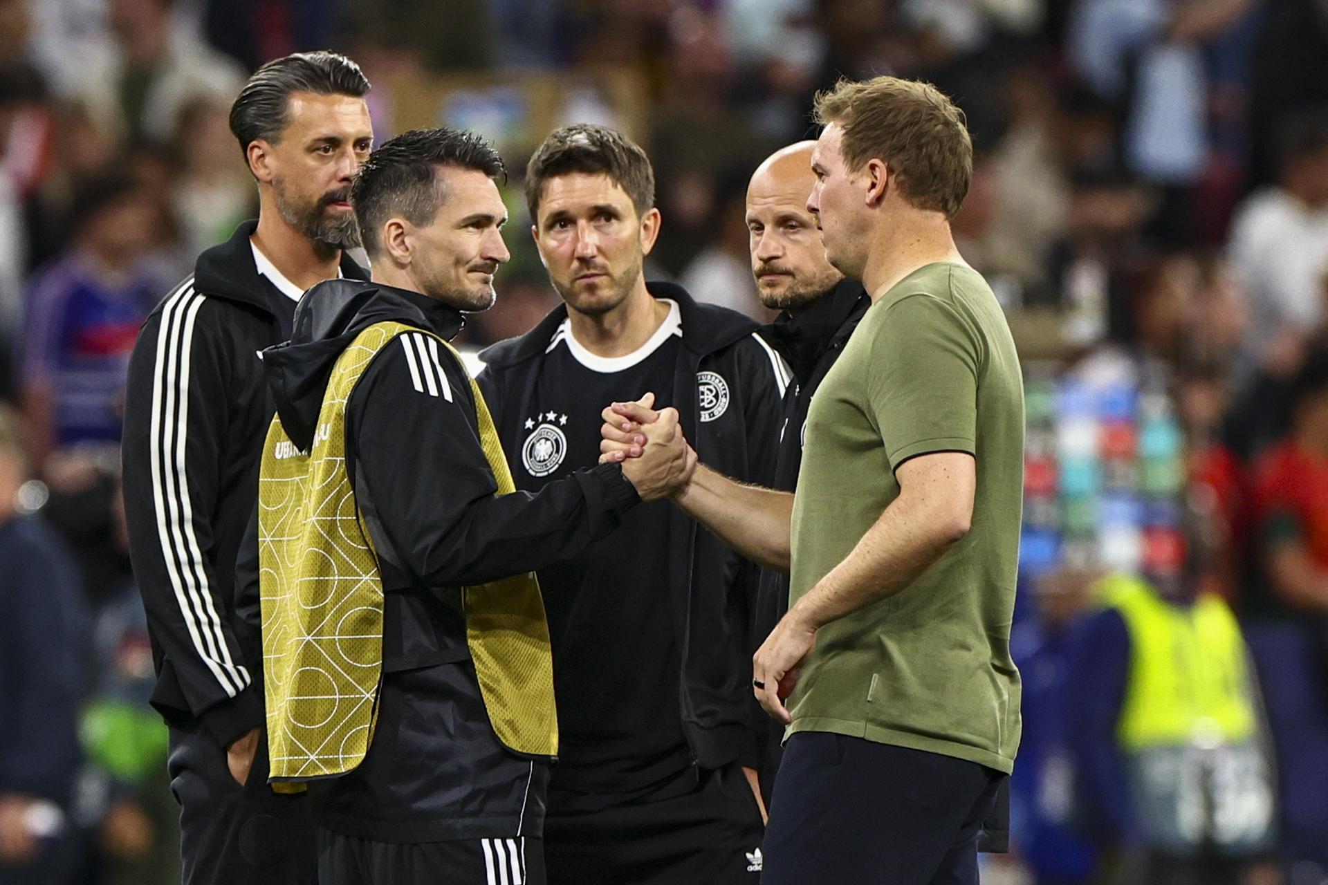Fotografía de Anna Szilagyi, en la que puede verse en una imagen de archivo del 4 de junio de 2025 al seleccionador de Alemania, Julian Nagelsmann (d), al término de un partido. EFE
