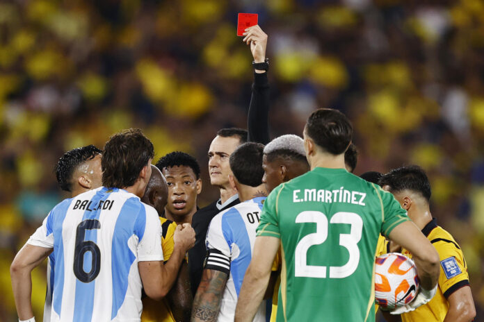 Fotografía de José Jácome, en la que puede verse en una imagen de archivo del 9 de septiembre de 2025 al futbolista argentino Nicolás Otamendi (c) recibiendo una tarjeta roja del arbitro Wilmar Roldán, durante un partido de las eliminatorias sudamericanas del Mundial 2026 contra Ecuador. EFE
