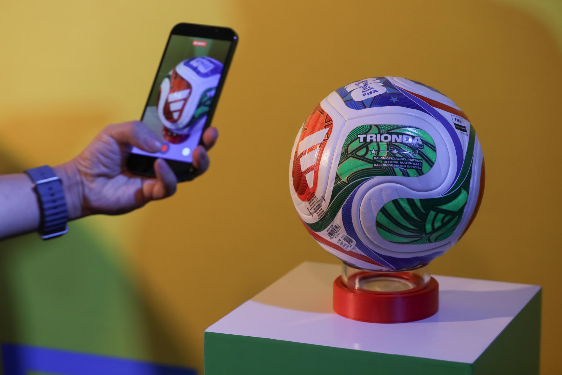 Fotografía de Mario Guzmán, en la que puede verse en una imagen de archivo del 3 de octubre de 2025 el ‘Trionda’, el balón oficial de la Copa Mundial 2026. EFE
