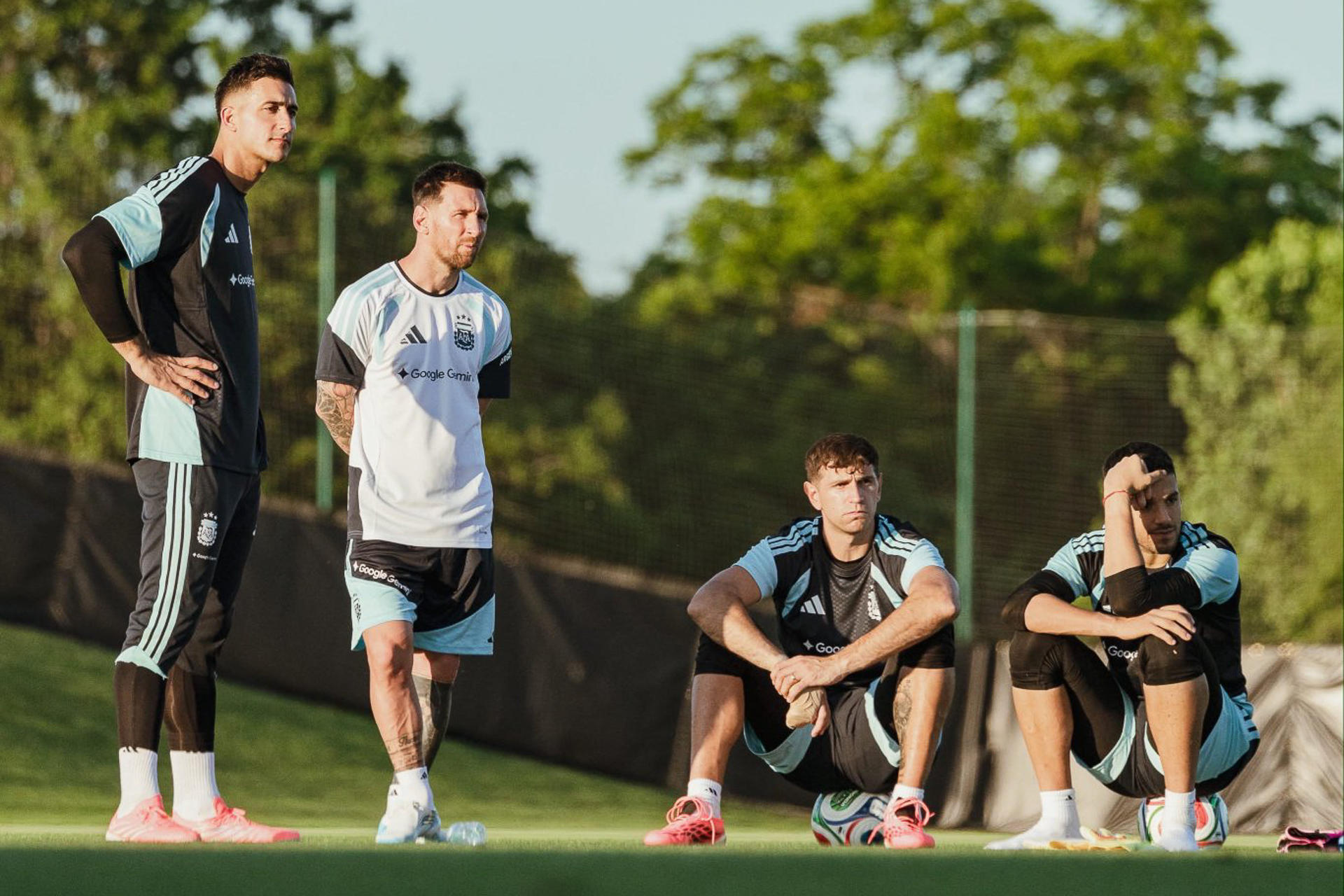 Fotografía cedida por la Asociación del Fútbol Argentino (AFA) que muestra desde la izquierda; Juan Musso, Lionel Messi, Emiliano Martínez y Gerónimo Rulli de Argentina observando este lunes, el primer entrenamiento de la Selección Argentina en Kansas City (EE.UU.). EFE/ AFA *Sólo uso editorial*
