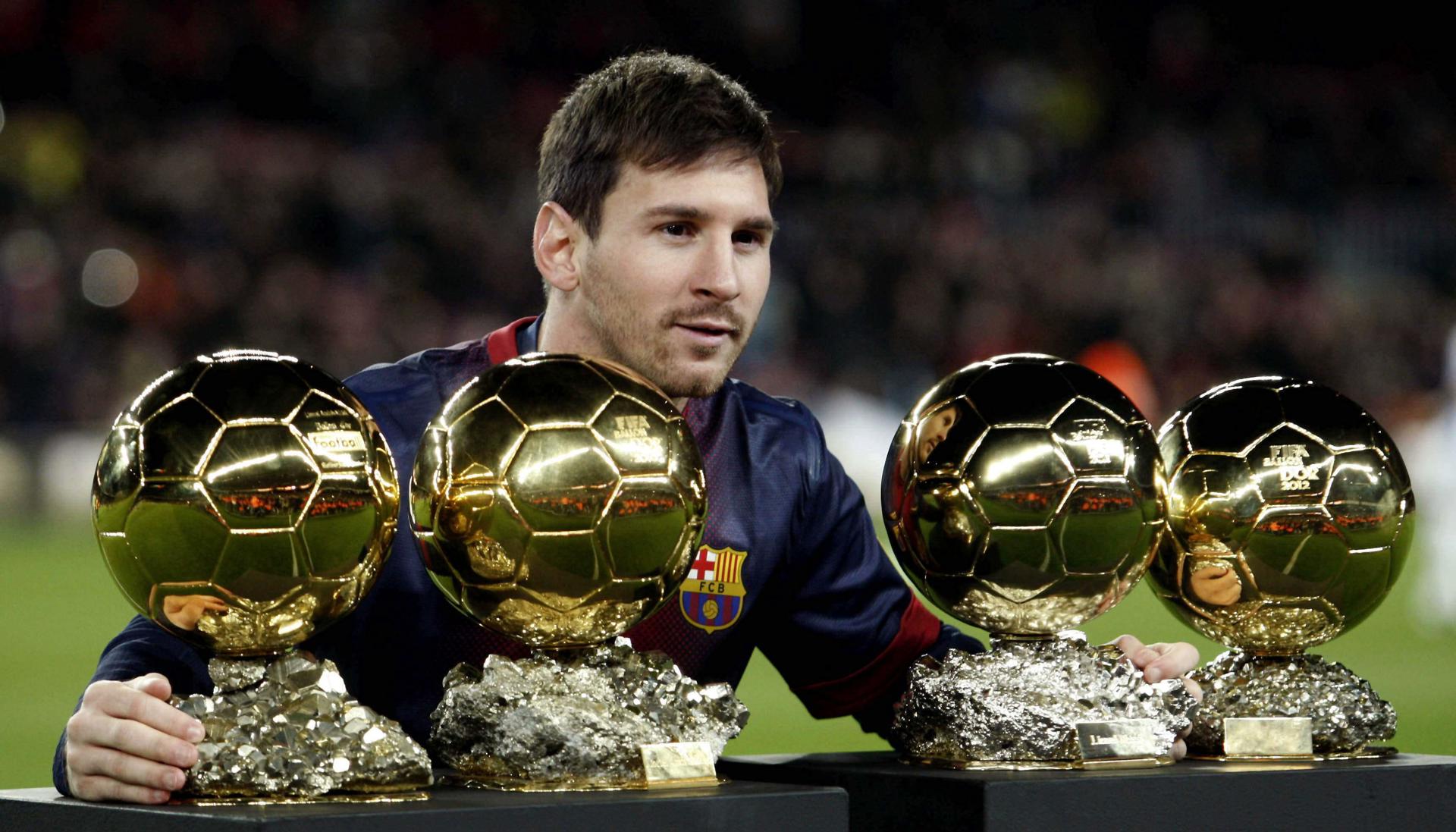 El futbolista argentino Leo Messi, considerado uno de los mejores jugadores de la historia y campeón del mundo con su selección en 2022, ha sido galardonado este miércoles con el Premio Princesa de Asturias de los Deportes 2026. En la imagen, Lionel Messi posa con algunos de los Balones de Oro conseguidos, el 16 de enero de 2013. EFE/Archivo/Albert Olivé
