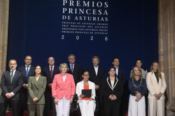 La atleta Teresa Perales (c), presidenta del Jurado del Premio Princesa de Asturias del Deporte, anuncia que el futbolista argentino Lionel Messi ha ganado el Premio Princesa de Asturias del Deporte 2026 este miércoles en Oviedo. EFE/Eloy Alonso
