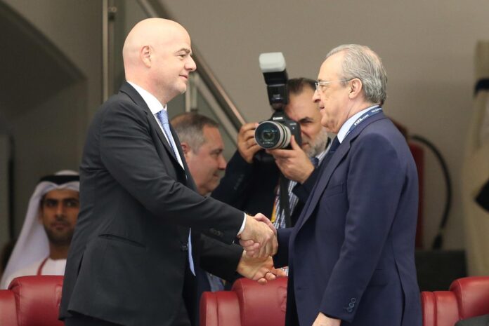 Foto de archivo del presidente de la FIFA, Gianni Infantino (i) junto Florentino Pérez, que este domingo opta a la reelección como presidente del Real Madrid. EFE/ Ali Haider
