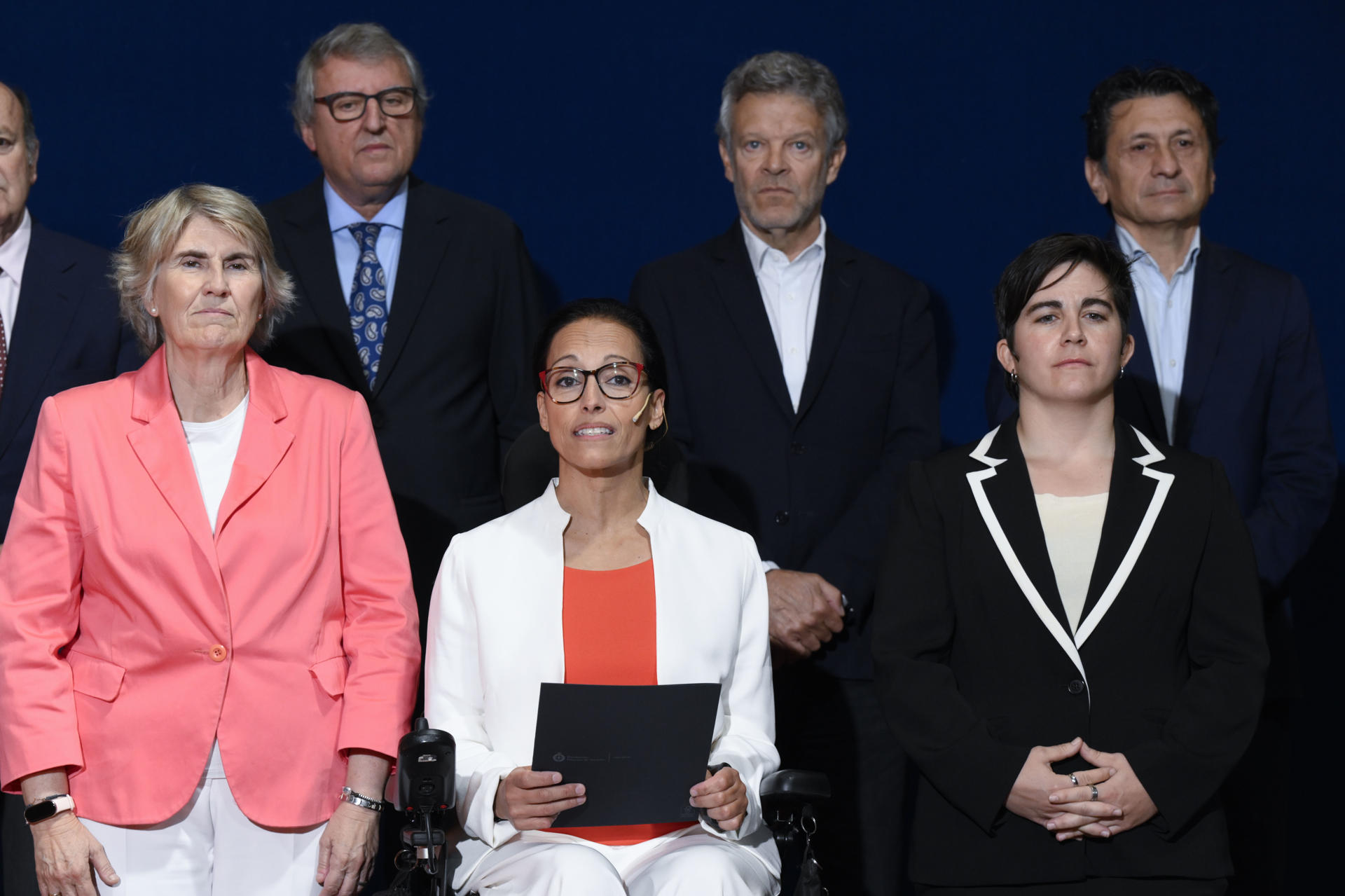 La nadadora Teresa Perales (c), presidenta del Jurado del Premio Princesa de Asturias del Deporte, anuncia que el futbolista argentino Lionel Messi ha ganado el Premio Princesa de Asturias del Deporte 2026 este miércoles en Oviedo. EFE/Eloy Alonso
