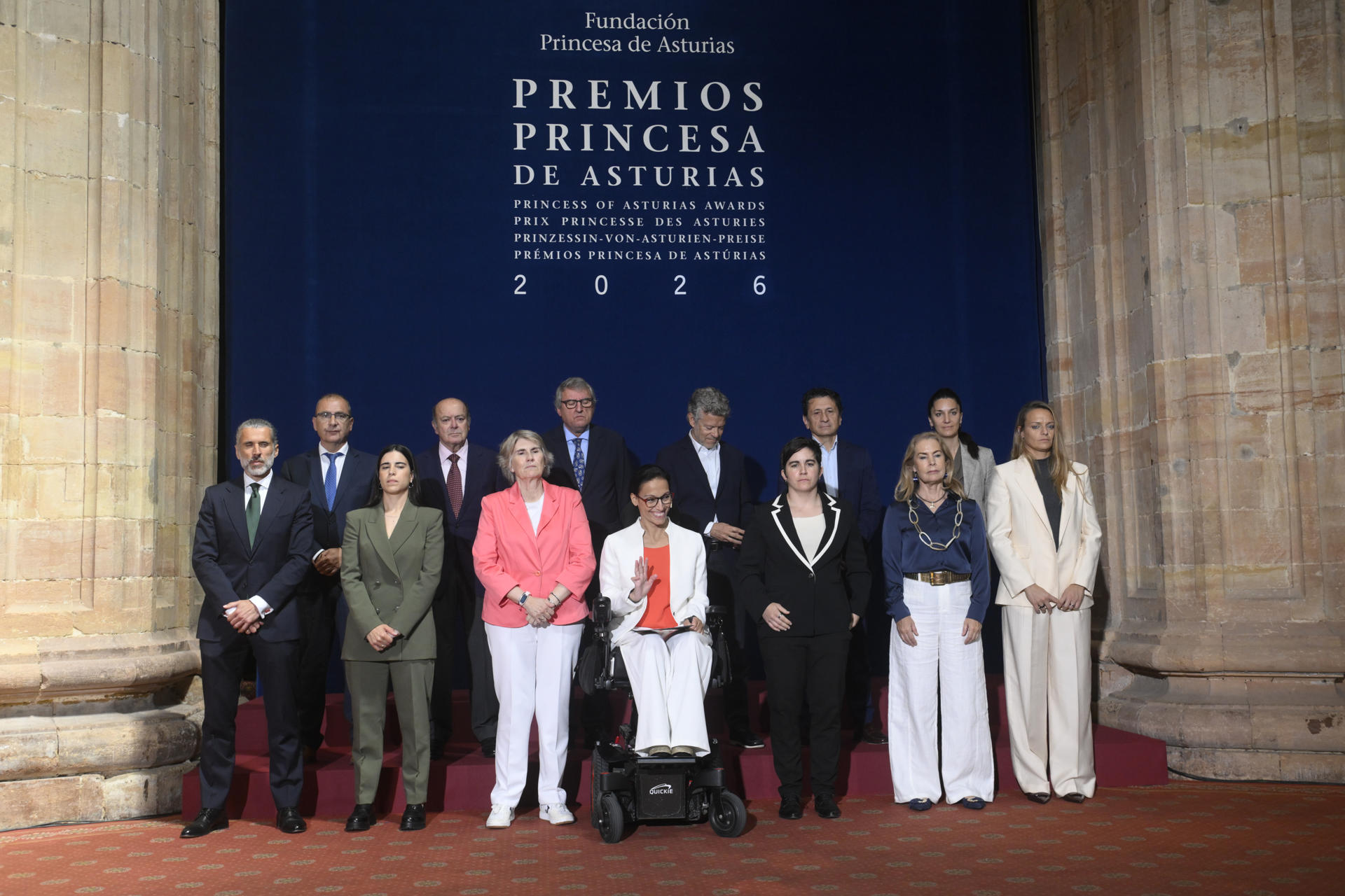 La atleta Teresa Perales (c), presidenta del Jurado del Premio Princesa de Asturias del Deporte, anuncia que el futbolista argentino Lionel Messi ha ganado el Premio Princesa de Asturias del Deporte 2026 este miércoles en Oviedo. EFE/Eloy Alonso
