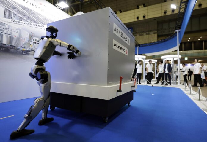 Un robot empuja un contenedor de equipaje ante los asistentes al 'Japan Drone 2026', la mayor feria de drones del país.
EFE/EPA/FRANCK ROBICHON
