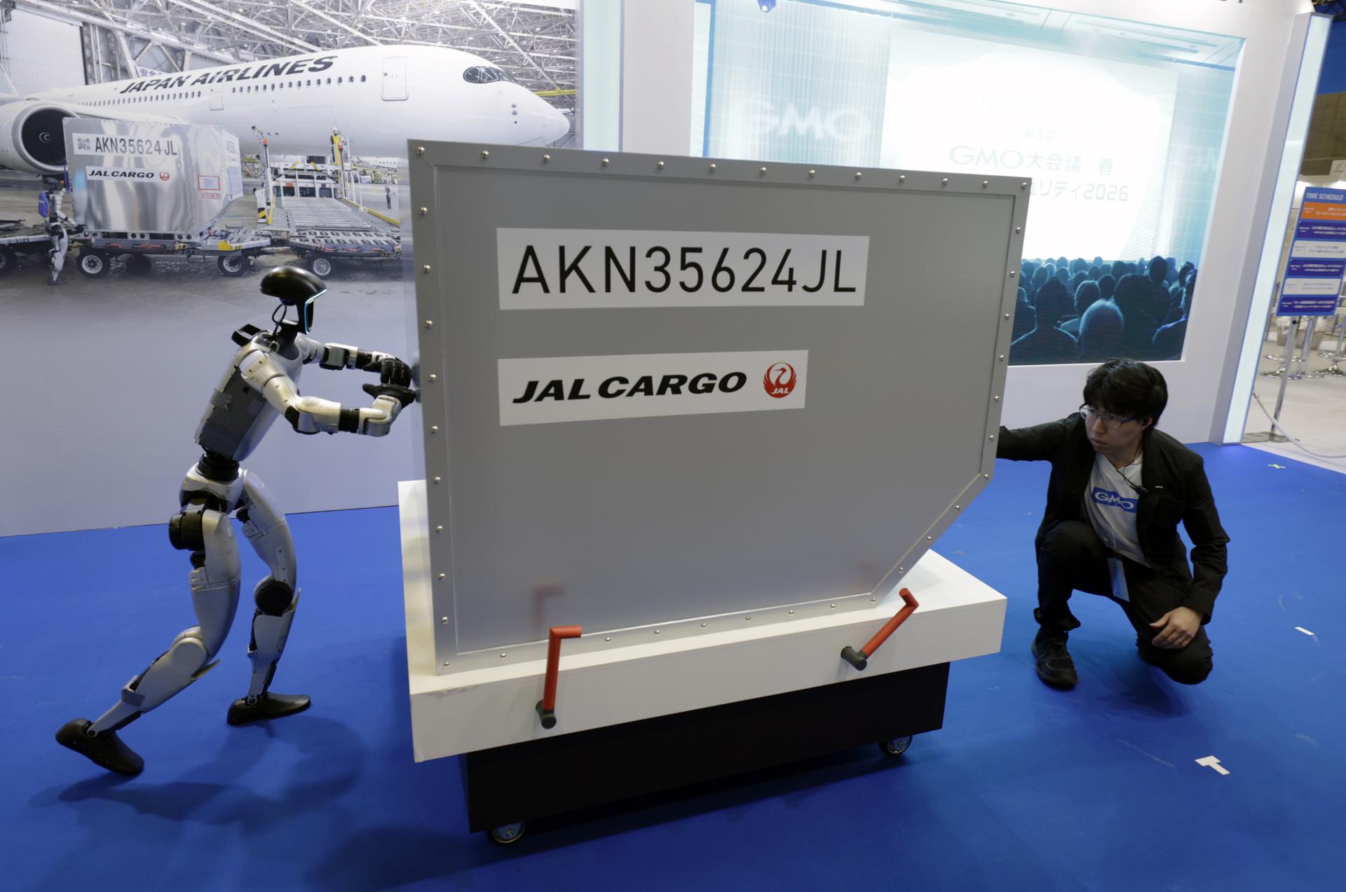 Un robot empuja un contenedor de equipaje ante los asistentes al 'Japan Drone 2026', la mayor feria de drones del país. 
EFE/EPA/FRANCK ROBICHON
