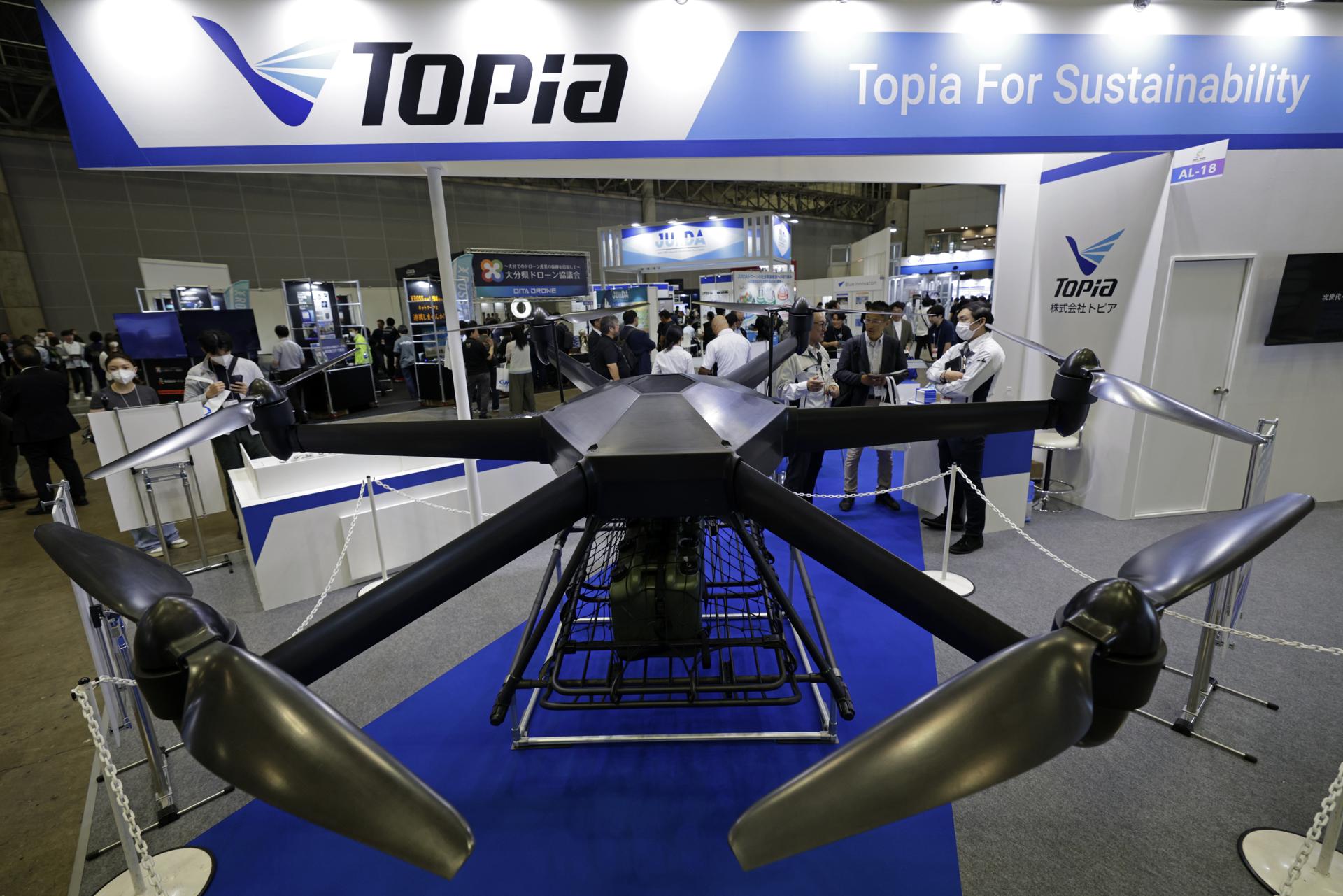 Un prototipo de drone para levantar peso pesado expuesto en el 'Japan Drone 2026', la mayor feria de drones del país.
EFE/EPA/FRANCK ROBICHON
