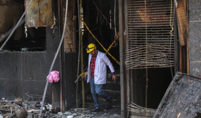 Un miembro del equipo forense inspecciona el hotel de Nueva Delhi en el que se produjo un incendio el 3 de junio de 2026. EFE/EPA/RAJAT GUPTA
