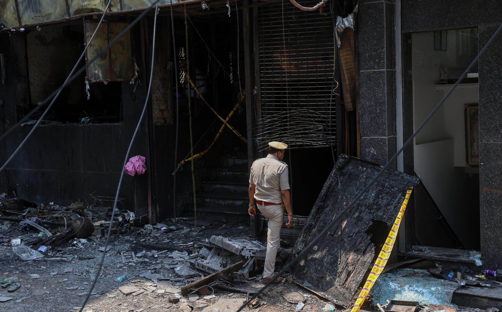 Un policía inspecciona el hotel de Nueva Delhi en el que se produjo un incendio el 3 de junio de 2026. EFE/EPA/RAJAT GUPTA
