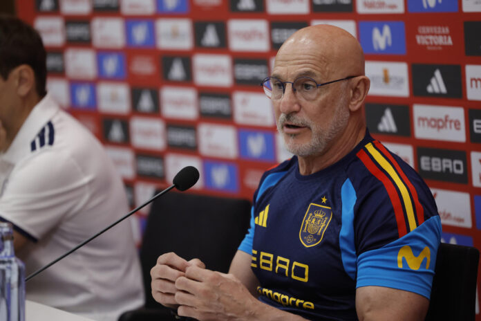 El entrenador de la selección española, Luis de la Fuente, durante la rueda de prensa posterior al entrenamiento realizado este miércoles en la Ciudad del Fútbol de Las Rozas, en la víspera del partido amistoso preparatorio para el Mundial 2026 que el jueves disputa contra la de Irak de A Coruña. EFE/Zipi Aragón
