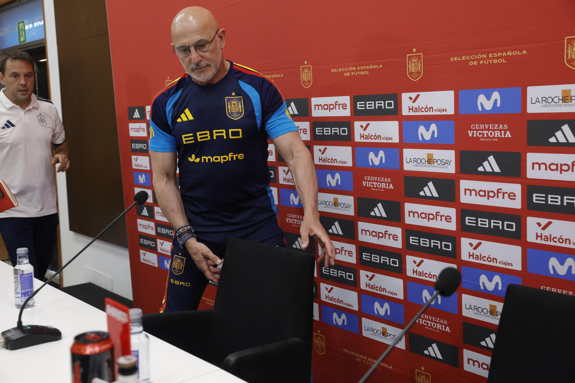 El entrenador de la selección española, Luis de la Fuente, durante la rueda de prensa posterior al entrenamiento realizado este miércoles en la Ciudad del Fútbol de Las Rozas, en la víspera del partido amistoso preparatorio para el Mundial 2026 que el jueves disputa contra la de Irak de A Coruña. EFE/Zipi Aragón
