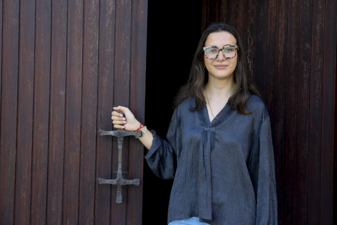 Lucía, de 23 años, descubrió recientemente su fe en una parroquia de Madrid y recibirá próximamente el bautismo, la primera comunión y la confirmación en una misma ceremonia. EFE/Víctor Lerena
