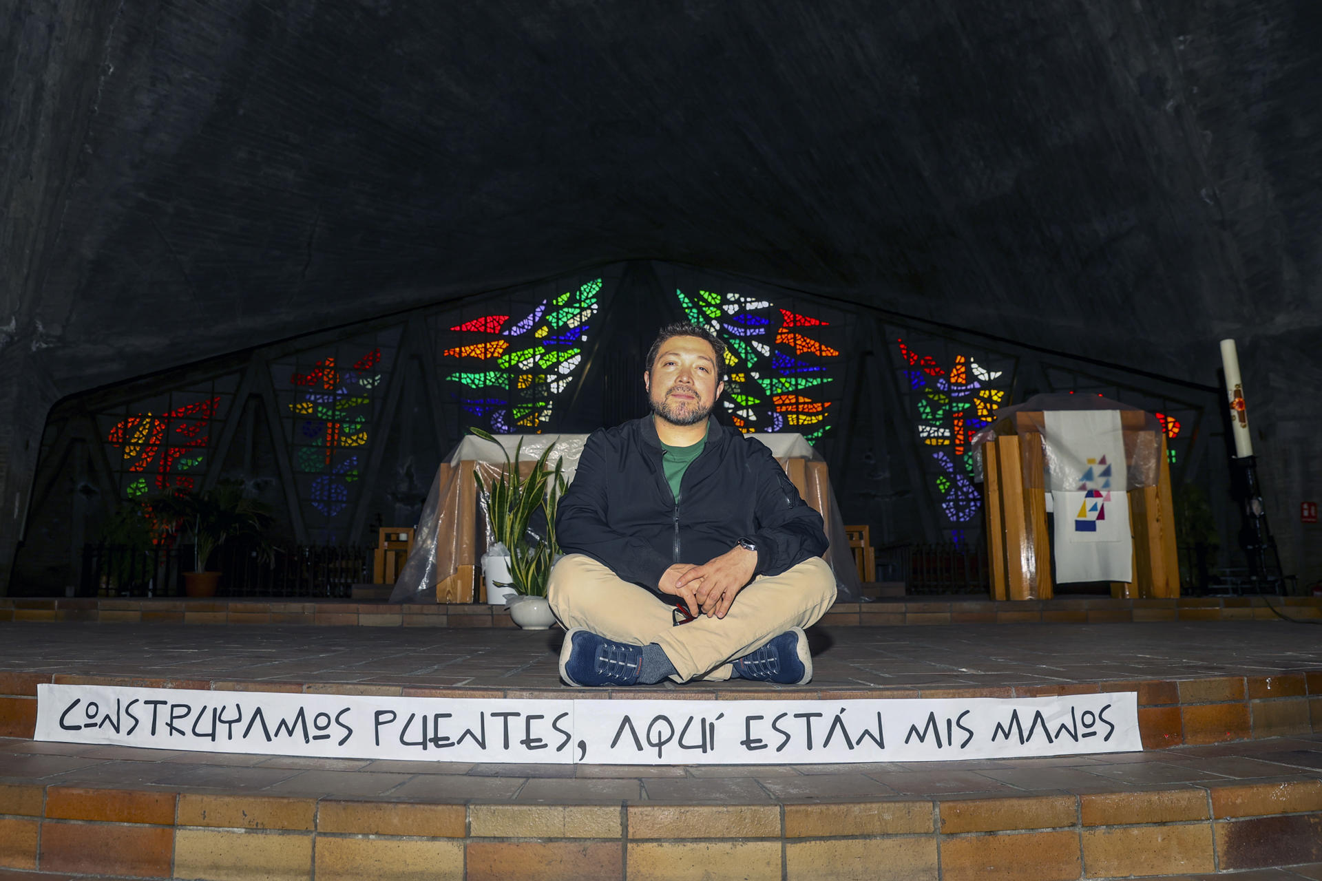 Josué, sacerdote de una parroquia de Madrid, constata un mayor interés de los jóvenes de España por la religión católica. EFE/Víctor Lerena
