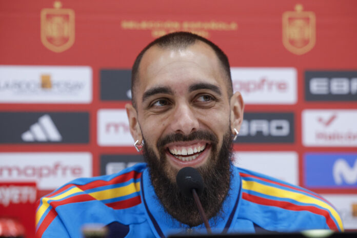 El internacional español Borja Iglesias participa en una rueda de prensa en la Ciudad del Fútbol de Las Rozas (Madrid) este miércoles. EFE/Zipi Aragón
