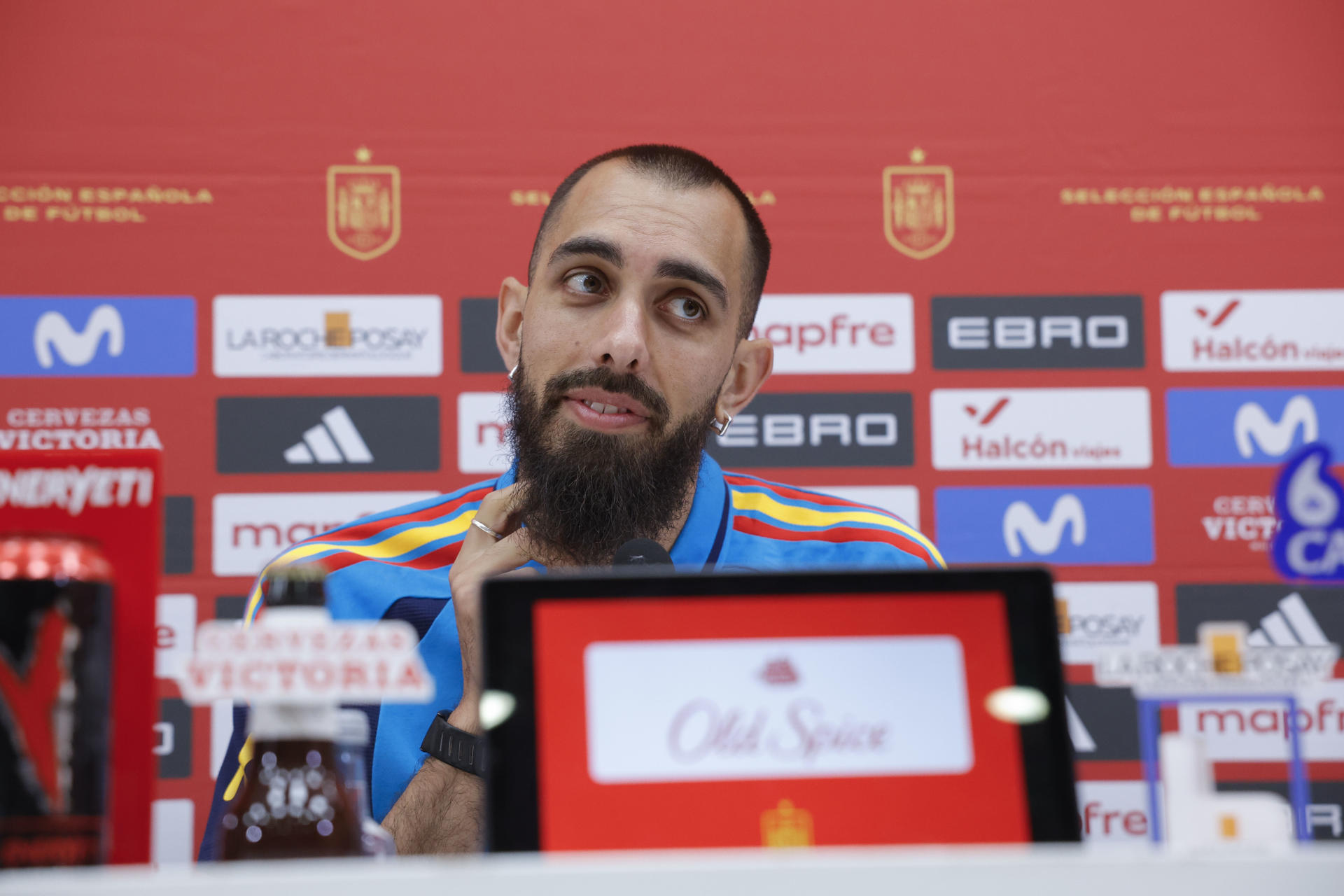 El internacional español Borja Iglesias participa en una rueda de prensa en la Ciudad del Fútbol de Las Rozas (Madrid) este miércoles. EFE/Zipi Aragón
